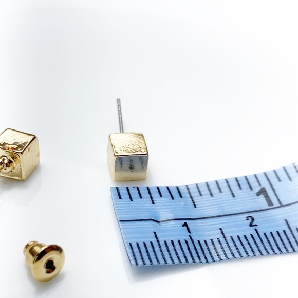 New without tags! Gold cube stud earrings - Picture 3 of 3
